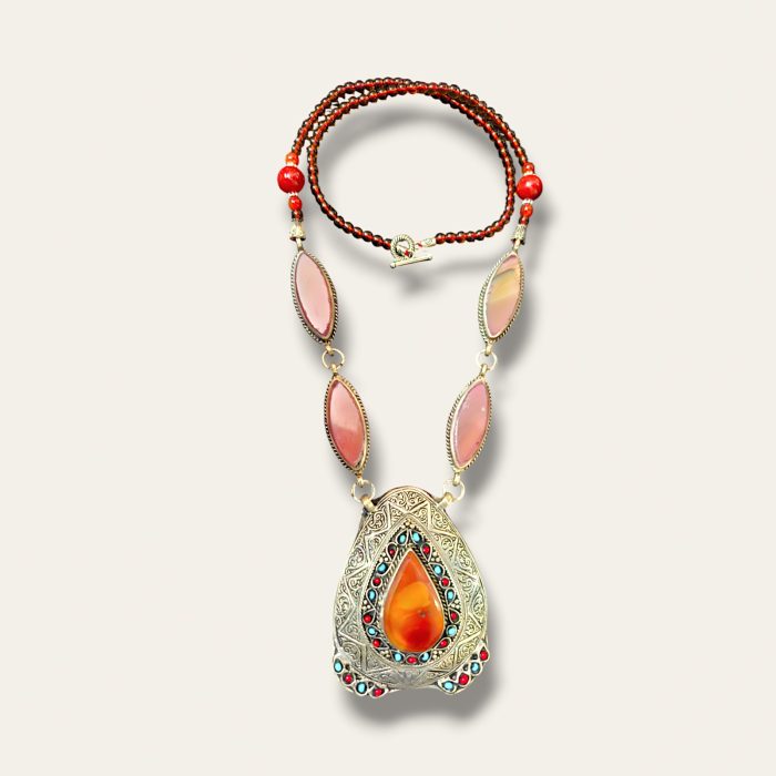 Native Style With Agate Necklace - Image 2